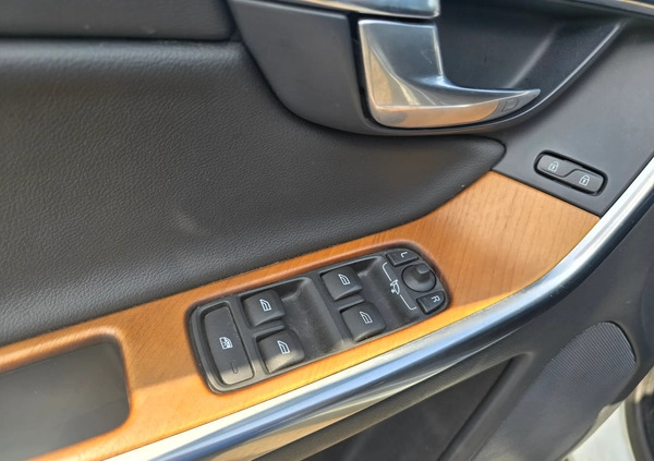 Volvo XC 60 cena 91900 przebieg: 125179, rok produkcji 2017 z Piaseczno małe 631